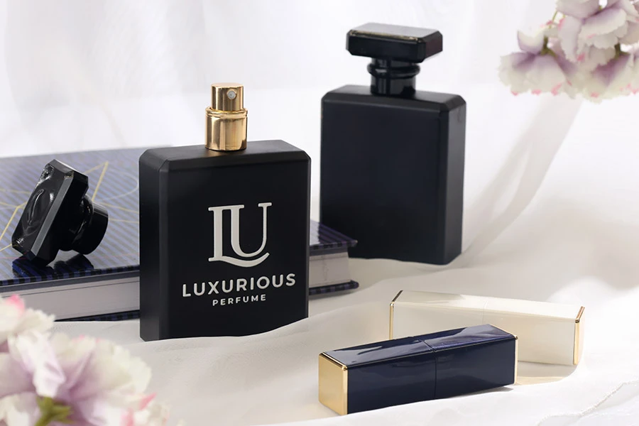 Стъклена черна бутилка 100 мл със спрей и капачка-изображение_група