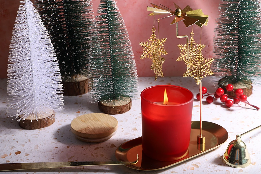 Декоративна въртележка с дизайн на люспи в златен цвят (височина 200 мм)-изображение_група