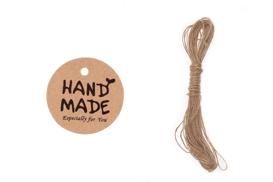 Хартиени етикети с надпис "Hand made" и връвчица - пакет 100 бр. Хартиени етикети с надпис "Hand made" и връвчица - пакет 100 бр.