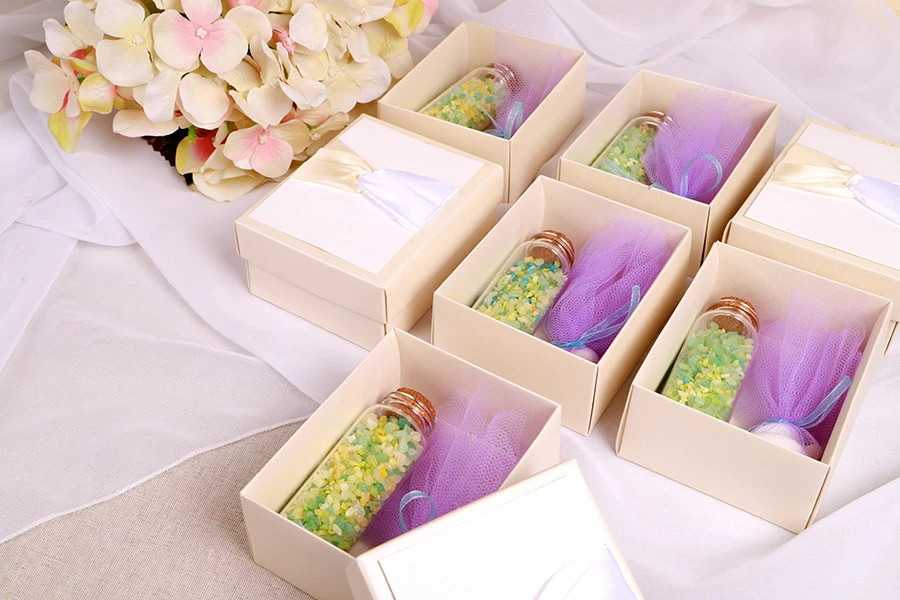 Хартиена кутия за бонбониера със сатенена панделка-изображение_група