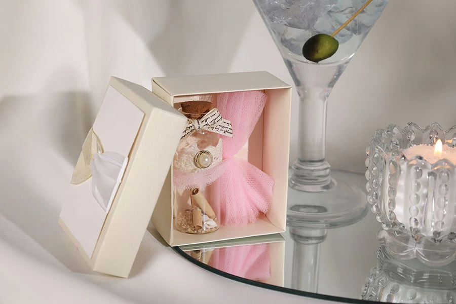 Хартиена кутия за бонбониера със сатенена панделка-изображение_група