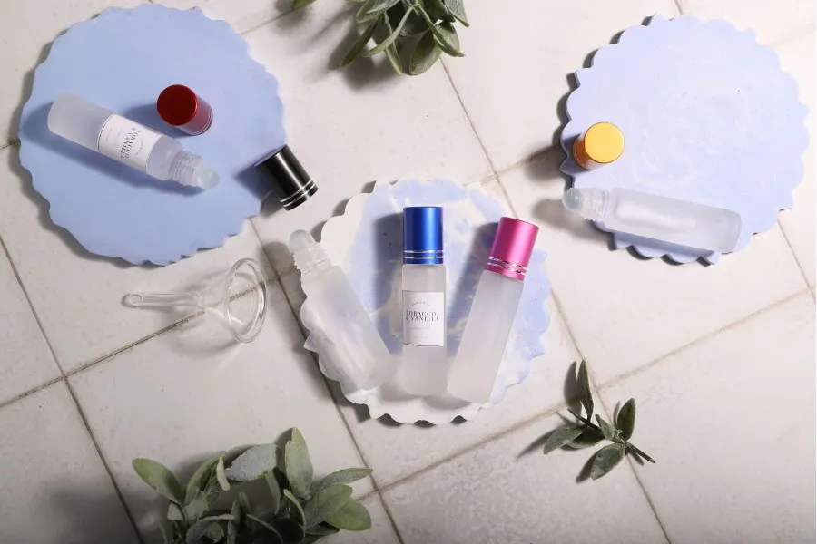 Стъклени бутилки 10 мл рол он с различни цветове капачки-изображение_група