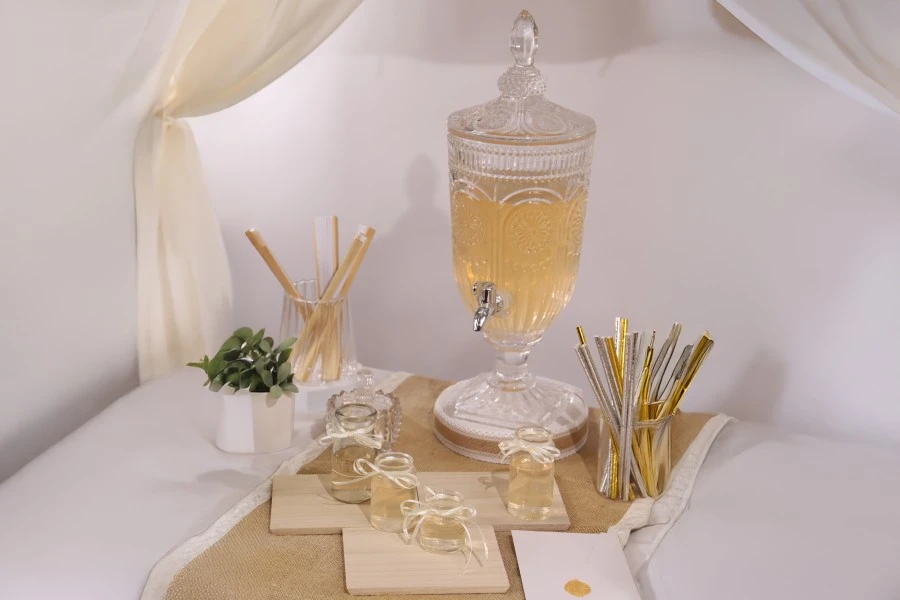 Стъклен релефен съд 3000 мл с канелка и стъклен капак, на квадратна основа-изображение_група