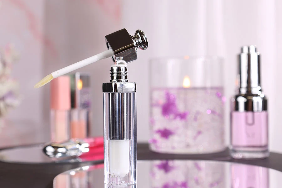 Прозрачно сива опаковка за балсам за устни или червило-изображение_група