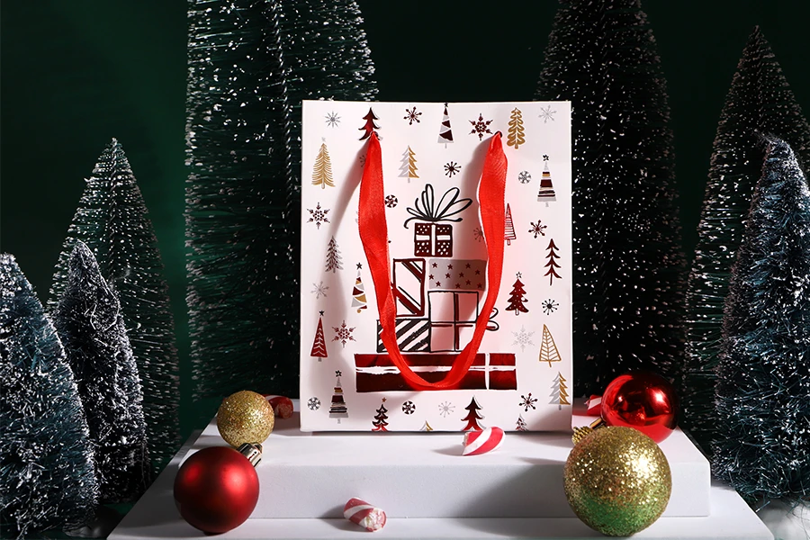 Хартиени коледни подаръчни торбички с размер 140x70x170 mm (микс дизайн) - 12 бр./пакет-изображение_група