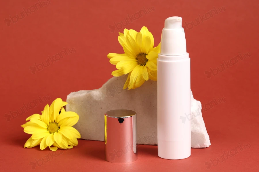 Пластмасова бяла бутилка Airless 50 ml със сребриста капачка-изображение_група
