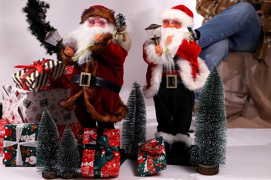 Декоративен движещ се Дядо Коледа с фенер в ръка и с музика - височина 65 см-изображение_група