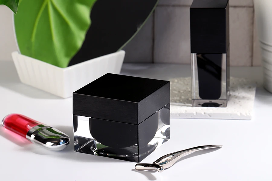 Пластмасово акрилно луксозно бурканче 50 мл за крем, със сребриста капачка с уплътнител-изображение_група