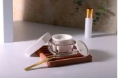 Луксозен квадратен буркан за крем 30 мл, акрил с капачка бяла с уплътнител Луксозен квадратен буркан за крем 30 мл, акрил с капачка бяла с уплътнител
