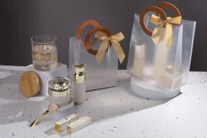 Пластмасова подаръчна чанта прозрачна с размери 240x100x265 mm  с панделка и кожена дръжка - 12 бр.-3