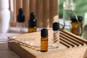 Стъклена миниатра 1 ml, с размери 10x35 с черна пластмасова капачка-3