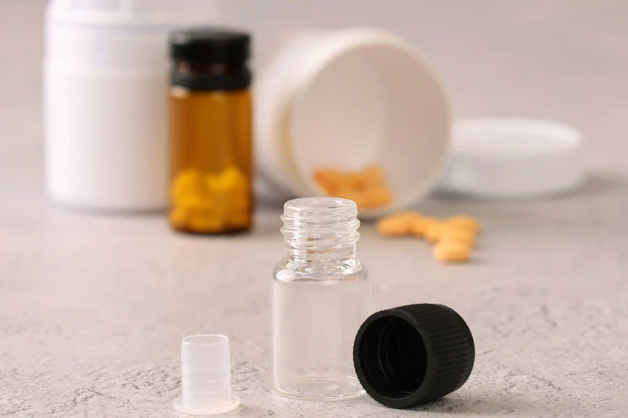 Малко прозрачно шишенце 2 мл с черна пластмасова капачка и пластмасова тапичка  с размери  16x30мм-изображение_група