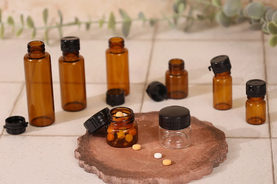 Малко стъклено бурканче за крем 5 мл (прозрачно или карамелено) с пластмасова черна капачка-изображение_група