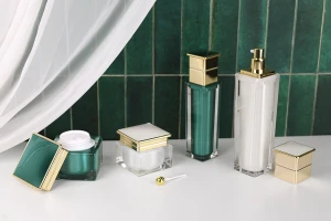 Луксозна акрилна бутилка 100 мл в изумруден цвят с помпа за крем -изображение_група