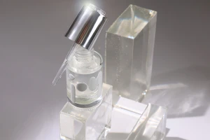 Прозрачна стъклена  30 мл бутилка със сребърен капкомер с бутон и цедка-изображение_група