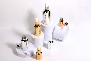 Стъклена бутилка 50 мл за етерични масла с PP18 гърловина в златист или сребрист цвят-изображение_група