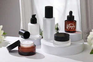 Стъклен буркан 50 мл с черна матова капачка пластмасово уплътнение и вътрешна пластмасова вложка-изображение_група