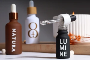 100 мл стъклена бутилка за етерични масла с чучур PP18 в различни цветове гума-изображение_група