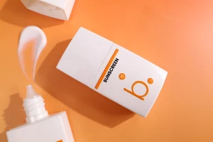 Пластмасова (PETG) бутилка 50 мл в бял цвят с коничка тапичка за течна козметика и бяла капачка -изображение_група