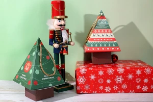 Хартиена подаръчна кутия във формата на елха 150x150x240 mm с шнур - 10 бр.-изображение_група