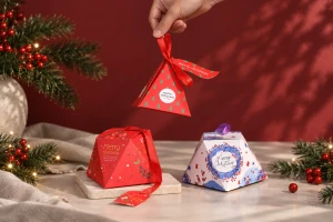 Коледна хартиена подаръчна кутия във формата на пирамида 80x80x92 mm с панделка - 10 бр.-изображение_група
