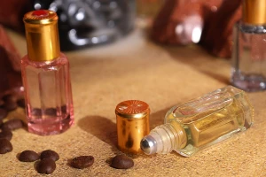 Стъклена шестоъгълна бутилка рол-он 10 мл с метално топче и златиста капачка с декоративен камък-изображение_група