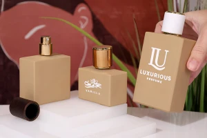 Стъклена  правоъгълна бутилка за парфюм 100 мл (15/400) в каучуков бежов цвят -изображение_група