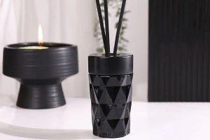Стъклена бутилка 180 ml (PP28) релефна в бял или черен матов цвят за ароматизатори-изображение_група
