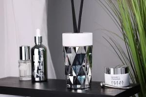 Стъклена бутилка 180 ml (PP28) релефна в цвят сребро или розово-златно подходяща за ароматизатори-изображение_група