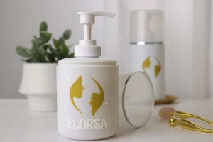 Пластмасова (HDPE) бяла бутилка 500 мл с помпа за крем и прозрачна капачка със сребриста лента-изображение_група