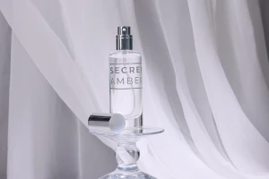 Прозрачна стъклена бутилка за парфюм от 30 мл със сребърна алуминиева спрей помпа и капачка-изображение_група