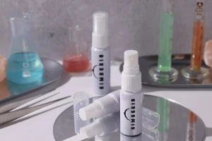 Бяла алуминиева бутилка 15 мл с бяла пластмасова спрей помпа -изображение_група