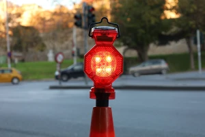 Предупредителен фенер с вграден соларен панел-изображение_група