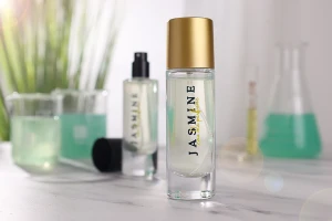 Прозрачна бутилка за парфюм 50 мл със спрей и капачка в различни матови цветове-изображение_група