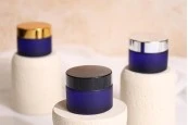 Стъклени сини матови буркани за крем 50 мл с различни цветове капачка и уплътнител-изображение_360