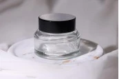 Черна пластмасова капачка с уплътнител за буркани от 50 ml