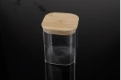 Стъклен квадратен буркан 830 мл с дървена капачка-изображение_360