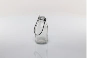 Стъклена бутилка с метална дръжка и коркова тапа 100ml Стъклена бутилка с метална дръжка и коркова тапа 100ml