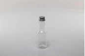 Пластмасова прозрачна бутилка 70 ml със сребриста алуминиева капачка с вътрешен уплътнител Пластмасова прозрачна бутилка 70 ml със сребриста алуминиева капачка с вътрешен уплътнител
