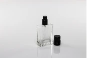 Стъклена бутилка от 30 ml, прозрачна с черна спрей помпа и калъфка  (PP 15) Стъклена бутилка от 30 ml, прозрачна с черна спрей помпа и калъфка  (PP 15)