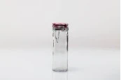 Стъклен буркан 120 мл с вградена капачка, с размери 130x45 mm Стъклен буркан 120 мл с вградена капачка, с размери 130x45 mm