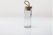 Малко кръгло бурканче с размери 120 мл с размери 130x45 mm с дървена тапа и с връзка Малко кръгло бурканче с размери 120 мл с размери 130x45 mm с дървена тапа и с връзка
