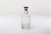 Стъклена квадратна бутилка за ликьор или коняк 500 ml Стъклена квадратна бутилка за ликьор или коняк 500 ml