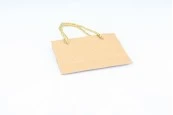 Хартиена подаръчна чанта с размер 145x60x115 mm - 12 бр. Хартиена подаръчна чанта с размер 145x60x115 mm - 12 бр.