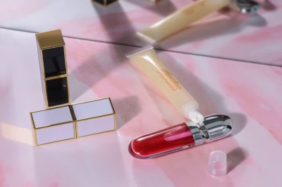 Грижа за устните - балсам за устни, червило